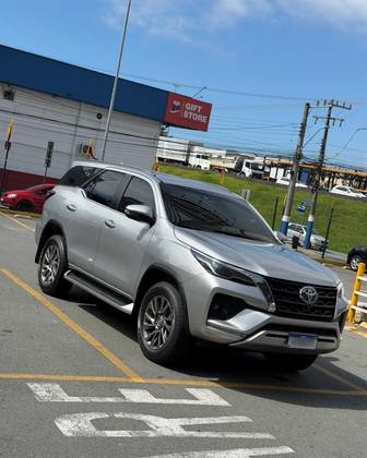 TOYOTA HILUX SW4 2.8 D-4D TURBO DIESEL SRX 7L 4X4 AUTOMÁTICO